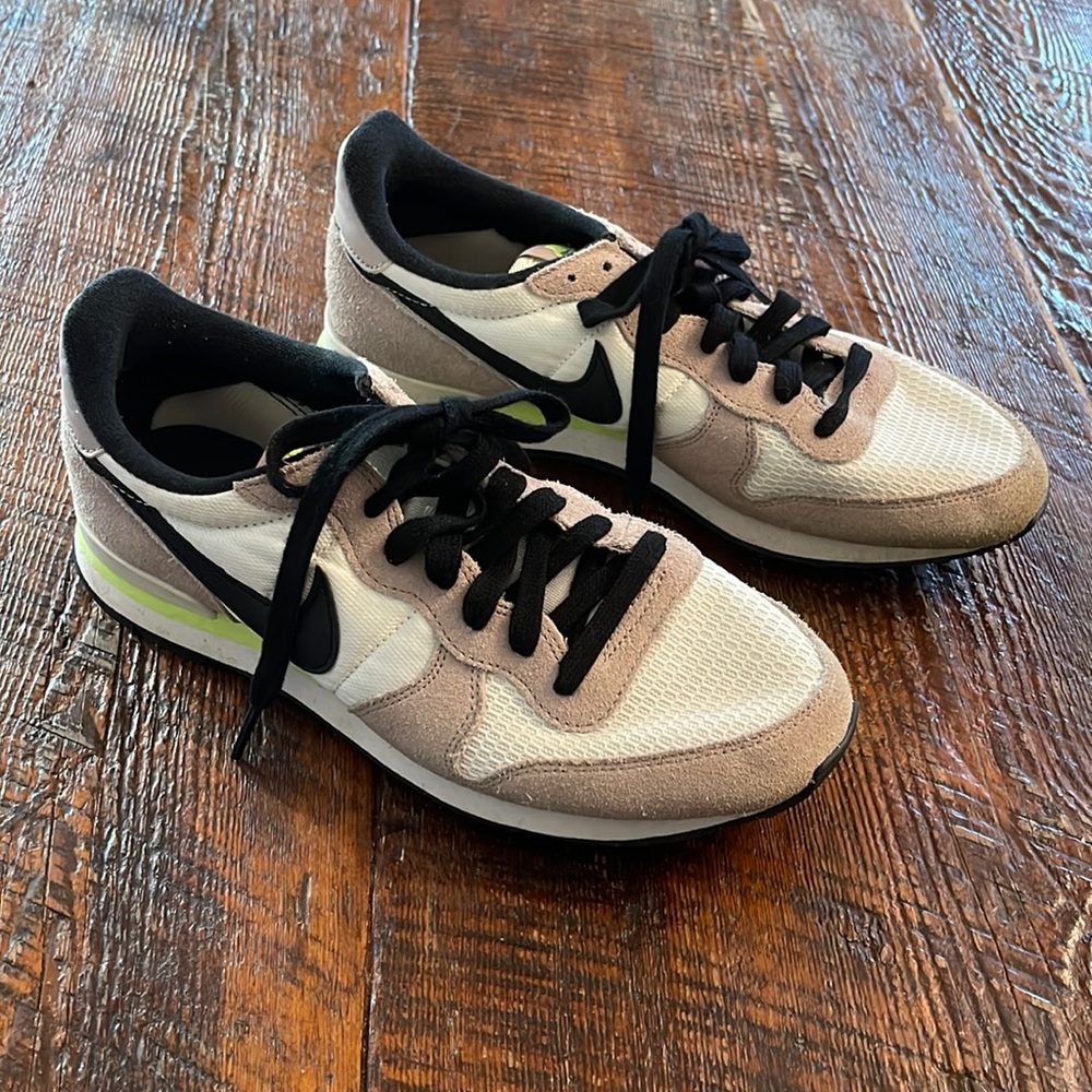 EUC Nike internationalist women’s size 9